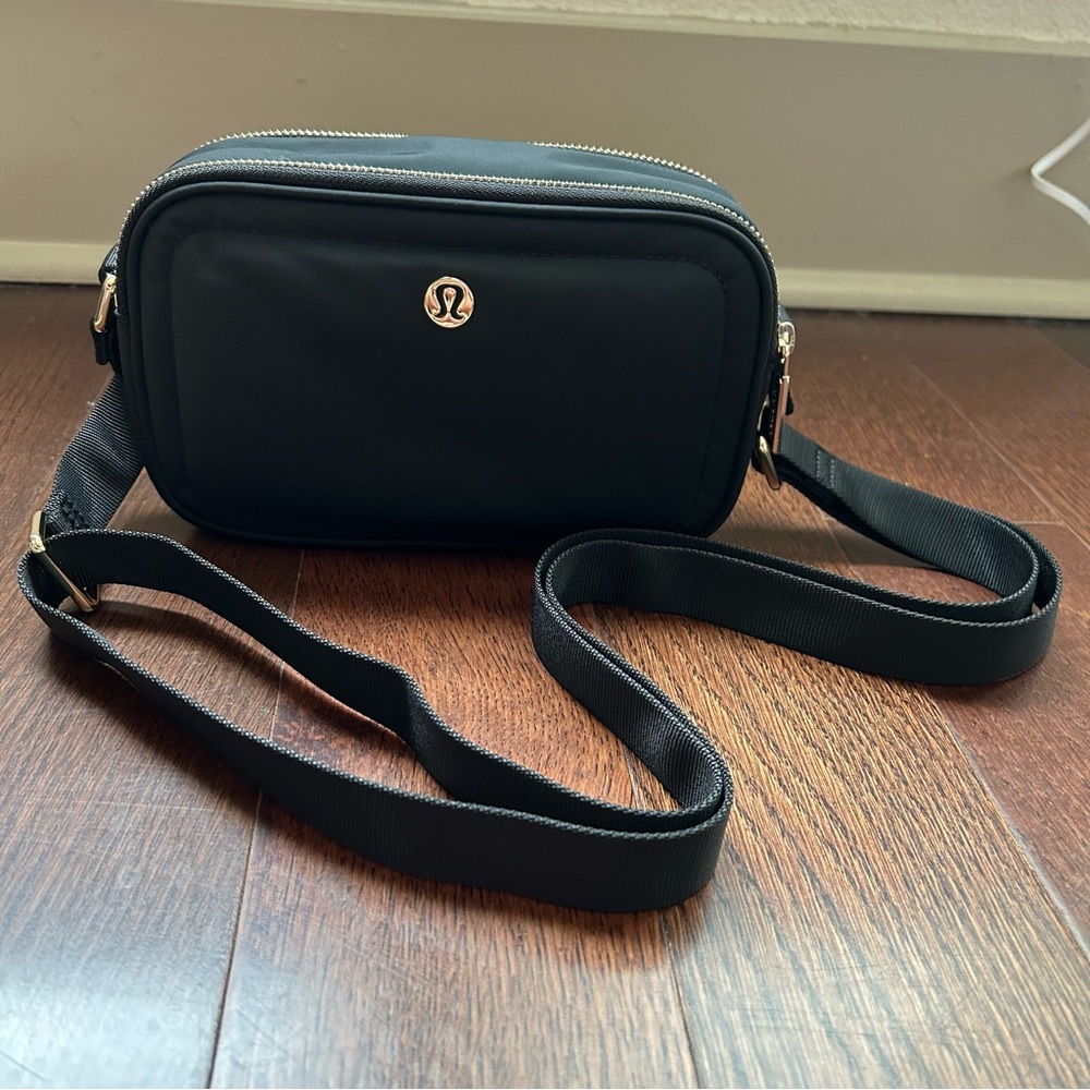 Lululemon camera crossbody bag (2L)